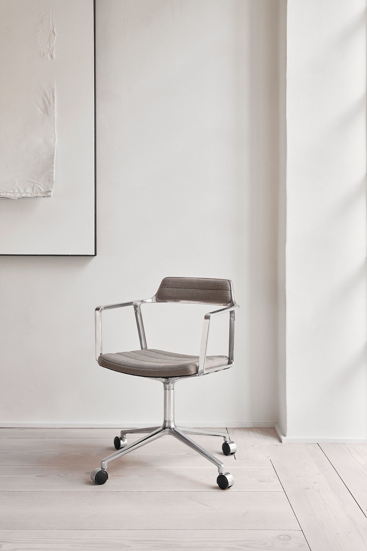 Vipp-452-Swivel-Chair-Aluminium-Dark-Sand-Gliders-3