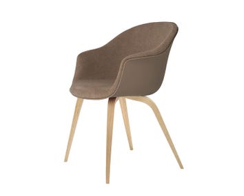 Bat stol, träben i ek, sits i New Beige plast med framsida i tyg Light Bouclé
