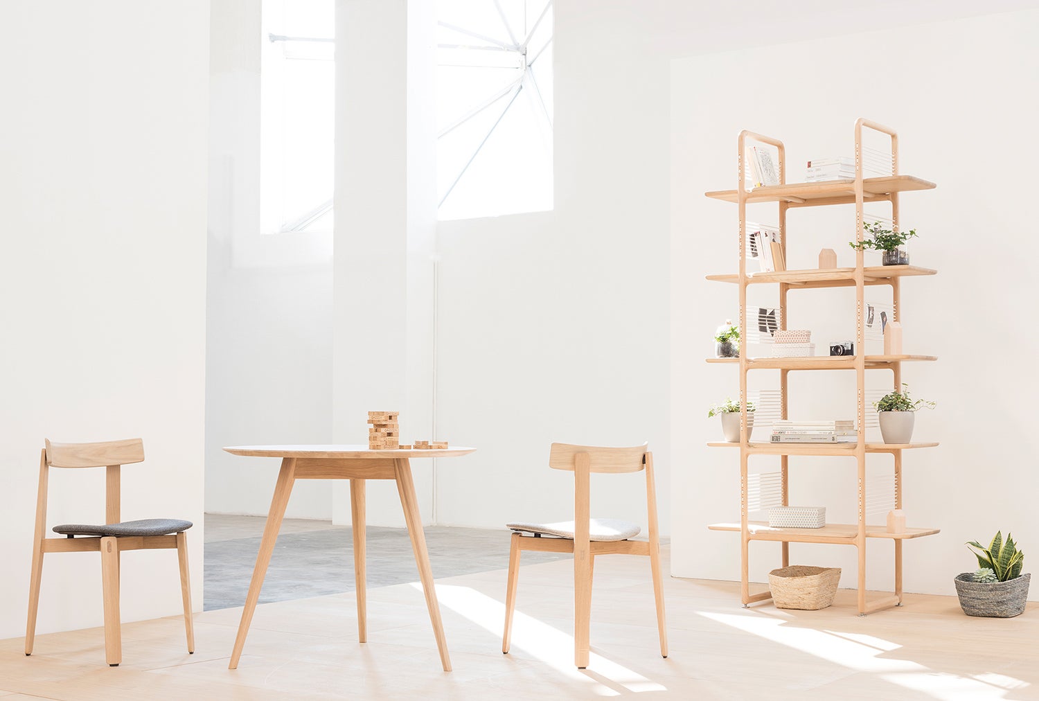 Muse Bokhylla och Stafa Matbord från Gazzda