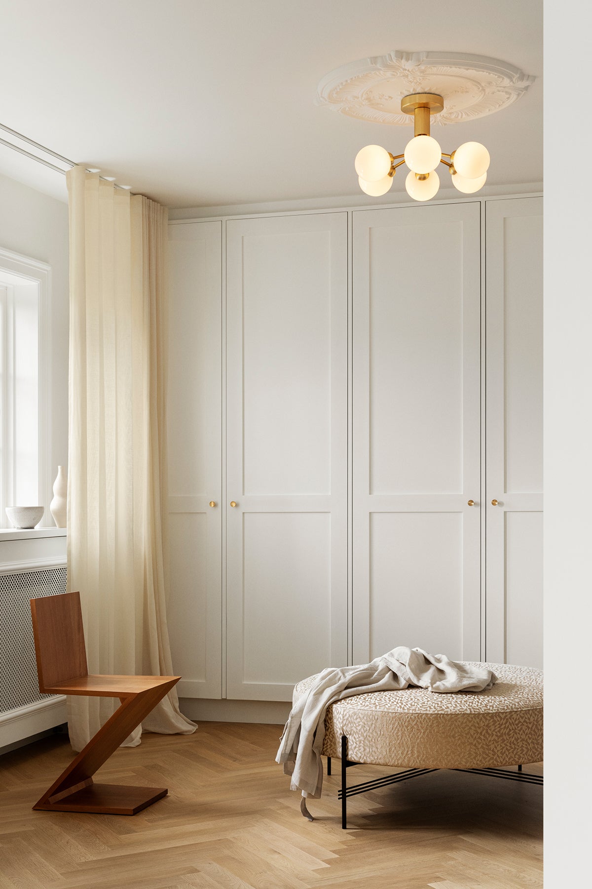 Nuura-Apiales-6-Brushed-Brass-Opal-Lifestyle