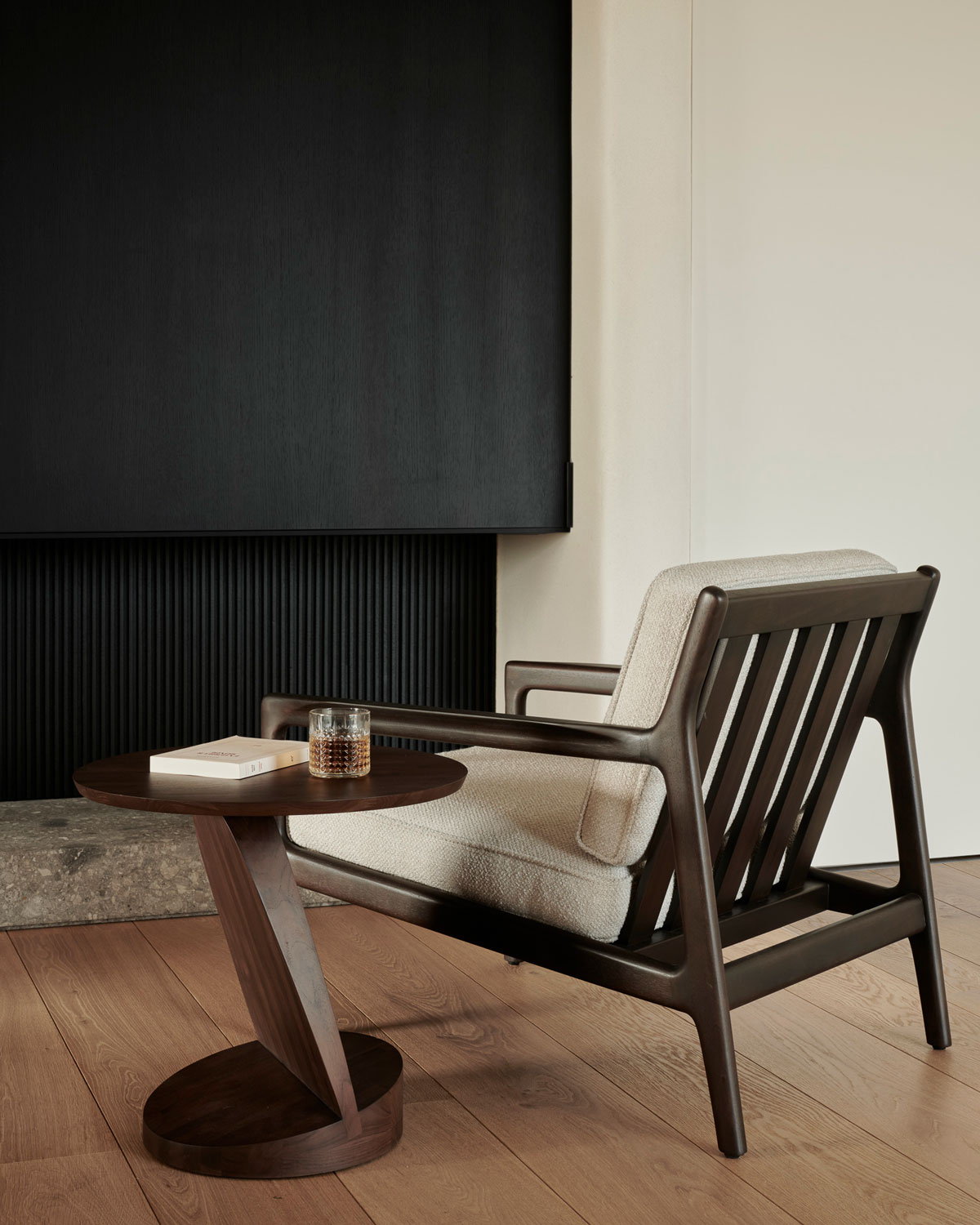 Oblic Sidobord i teak i naturlig miljö