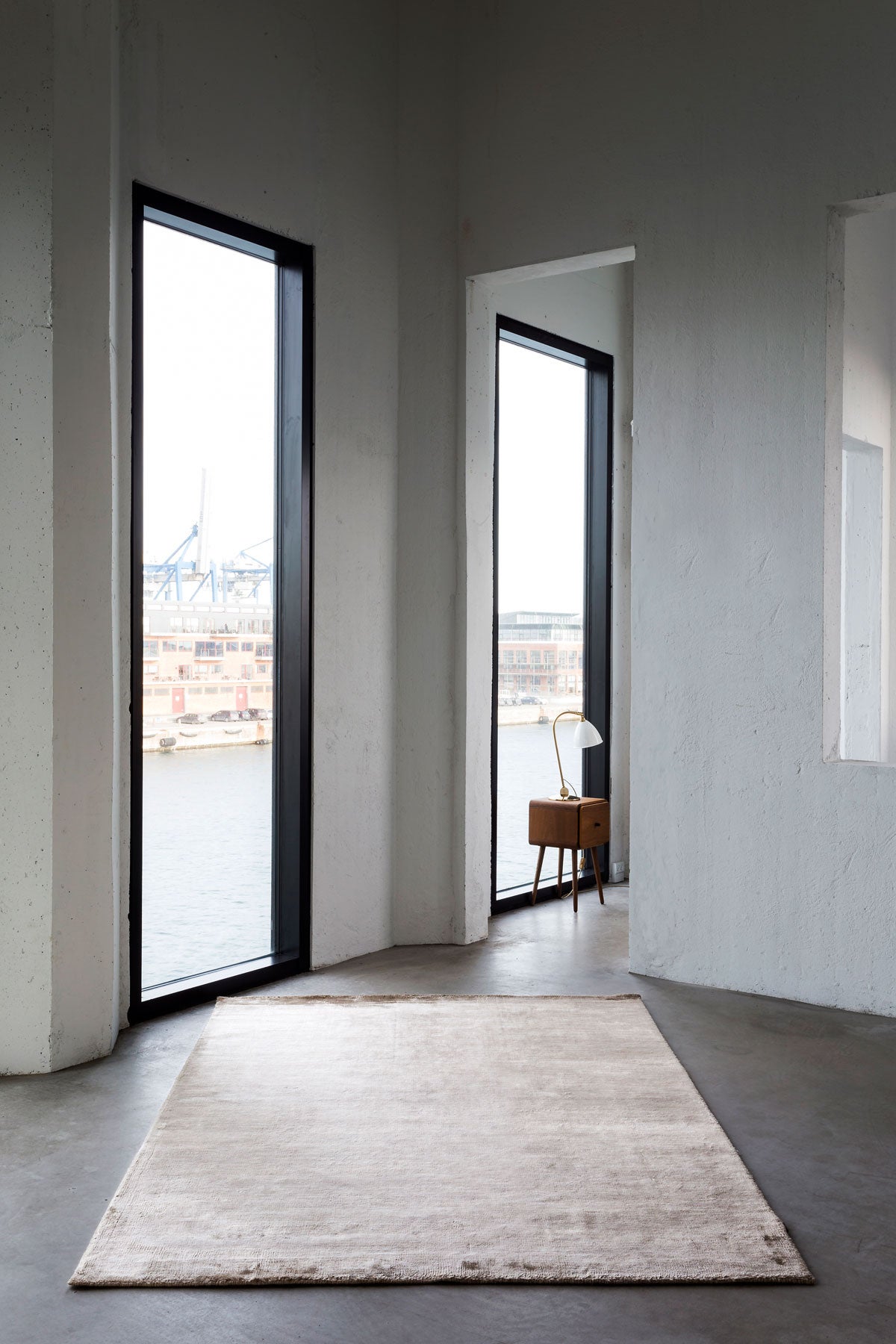 Bamboo Matta Light Brown i rum med höga fönster