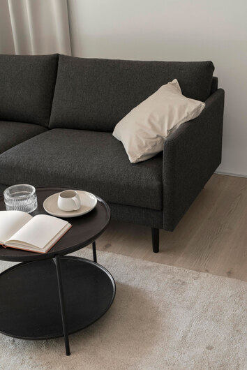 Miljöbild på Plateau. Bilden visar diameter 58, i svartbetsad ask. 