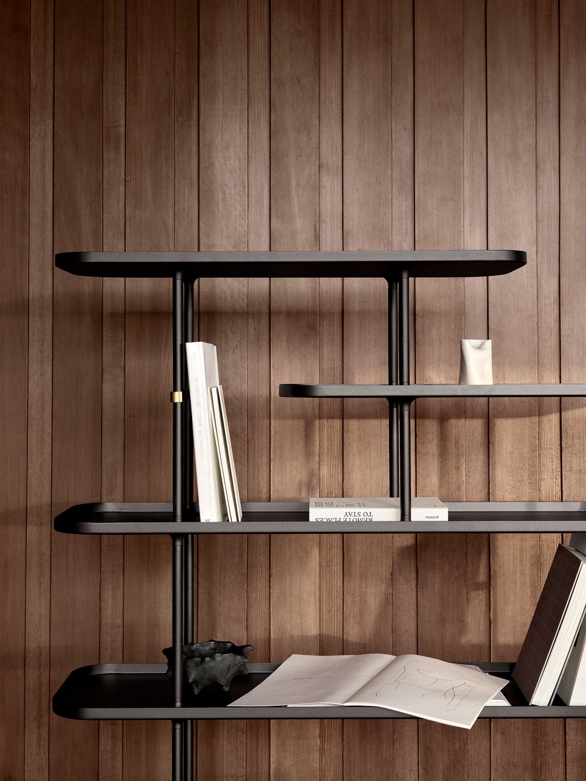 Slice Hylla Hög mot vägg i trä med dekorativa detaljer