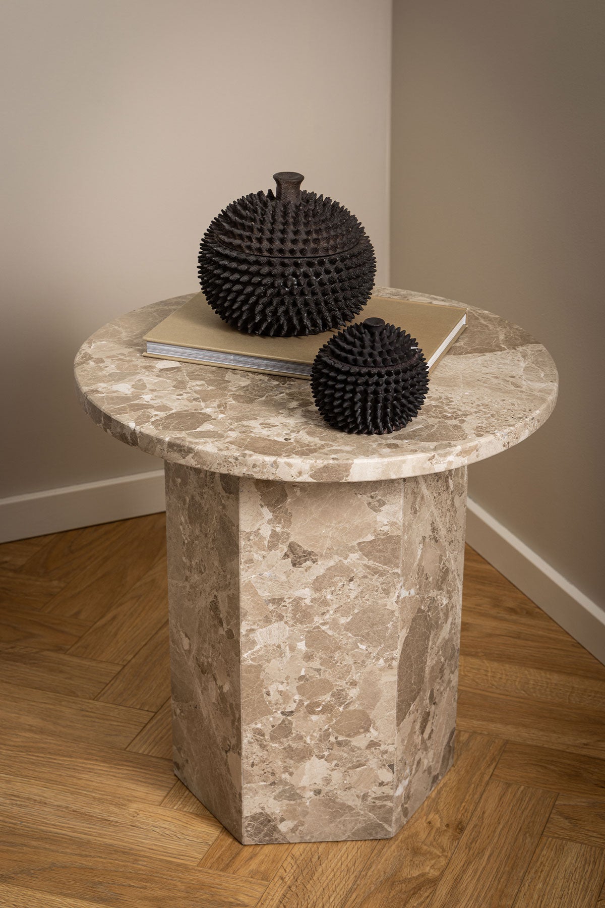 Actona Naxos Lattebrun marmor lampbord med detaljer på. 