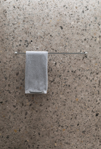 Vipp 8 Handduksstång med handduk i dusch