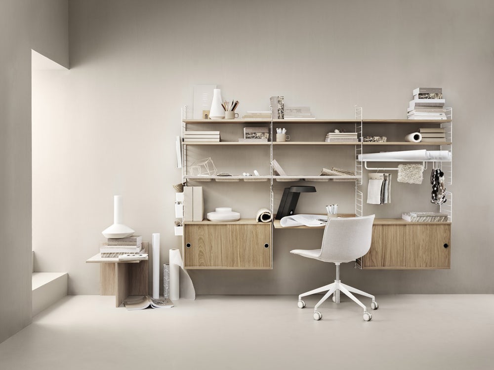 string-system-workspace-oak-white-accesories_landscape.jpg Inspiration String system till arbetsplatsen, Kombination med skåp och hyllplan i ek, men vita gavlar.