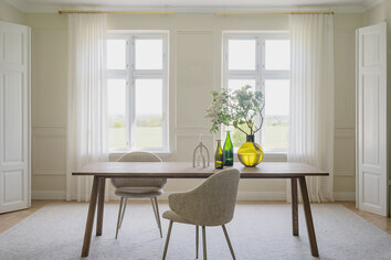 Clapperton Matbord i sandfärgad ek med två matstolar i matsal