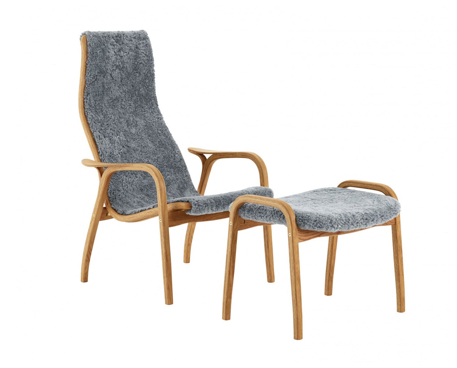 Fåtöljen Lamino med fotpall i ek, klädd i fårskinnet Grafit