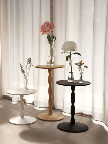 Pedestal Bord i olika utföranden, dekorerade med vackra blomsterarrangemang i glasvaser