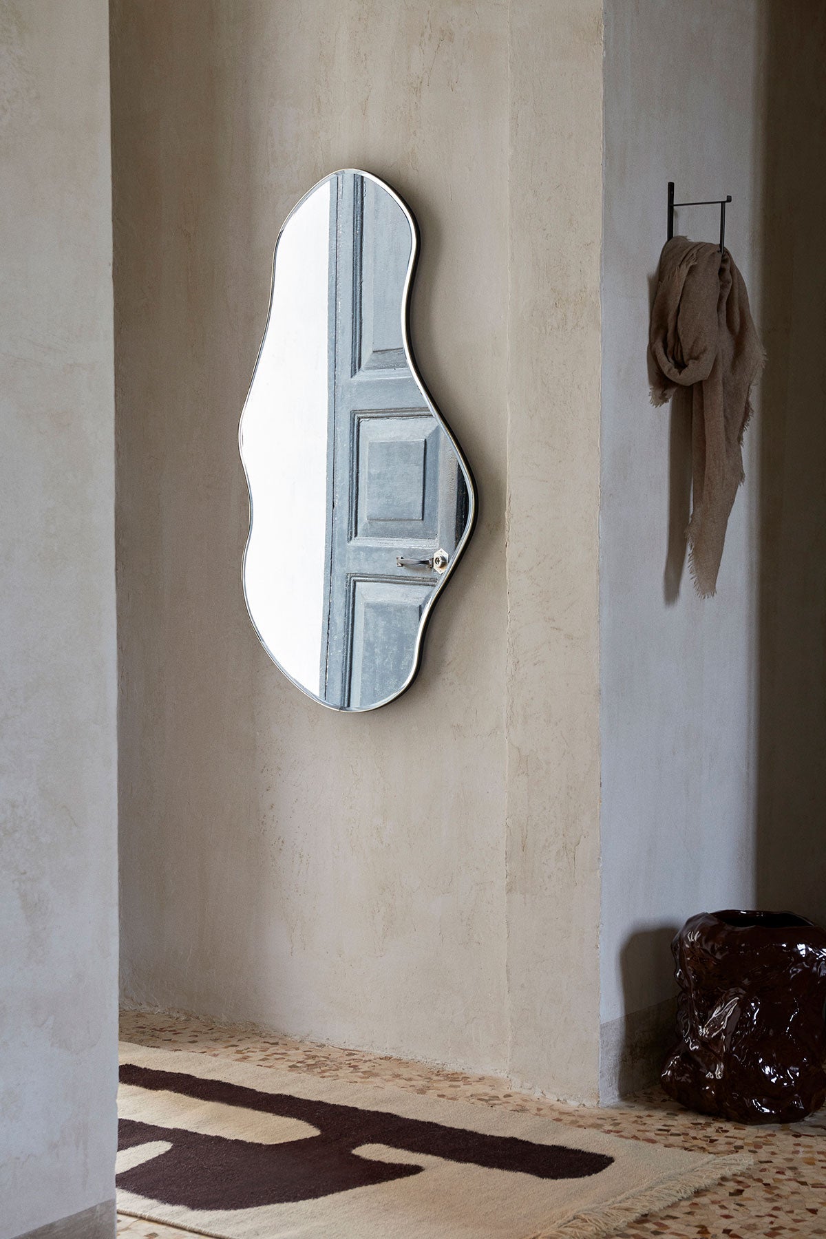 Pond Spegel 63x110 i utförandet Dark Chrome på vägg i hall