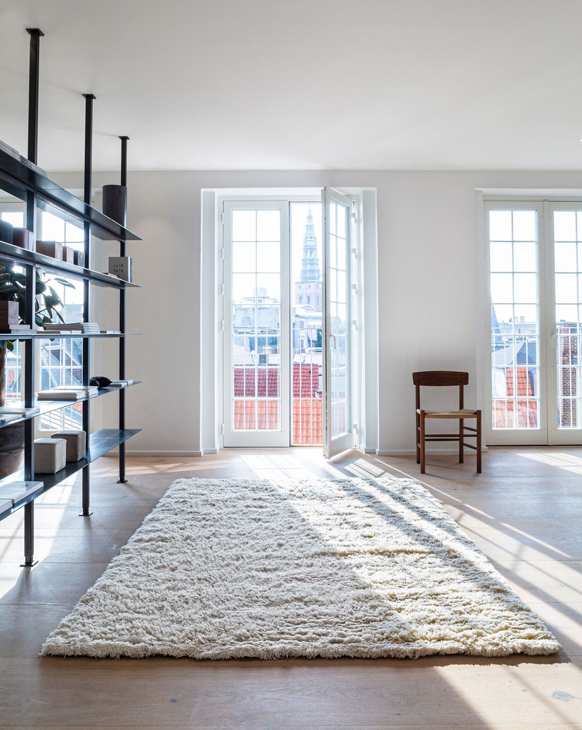 Vardagsrum med härliga Rya ryamatta i cream från Massimo Copenhagen.