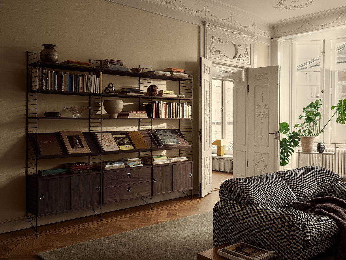 String System med moduler i mörk ek och mörkbruna golvgavlar i vardagsrum