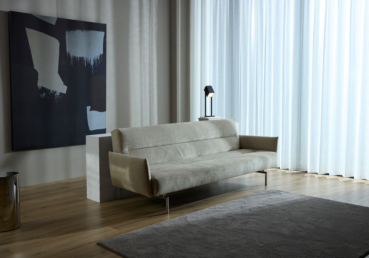 Jillis Bäddsoffa med armsötd i tyget 280 Avella Sand i ljust vardagsrum