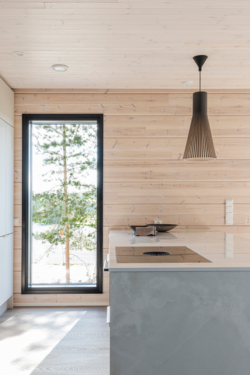 Secto Taklampa Svart. Foto: Kontio House Villa Myötätuuli. Housing Fair '22. Naantali, Finland. Interior design by Piia Kalliomäki. Photo by Kati Pilli-Sihvola / Kontiotuote Oy.