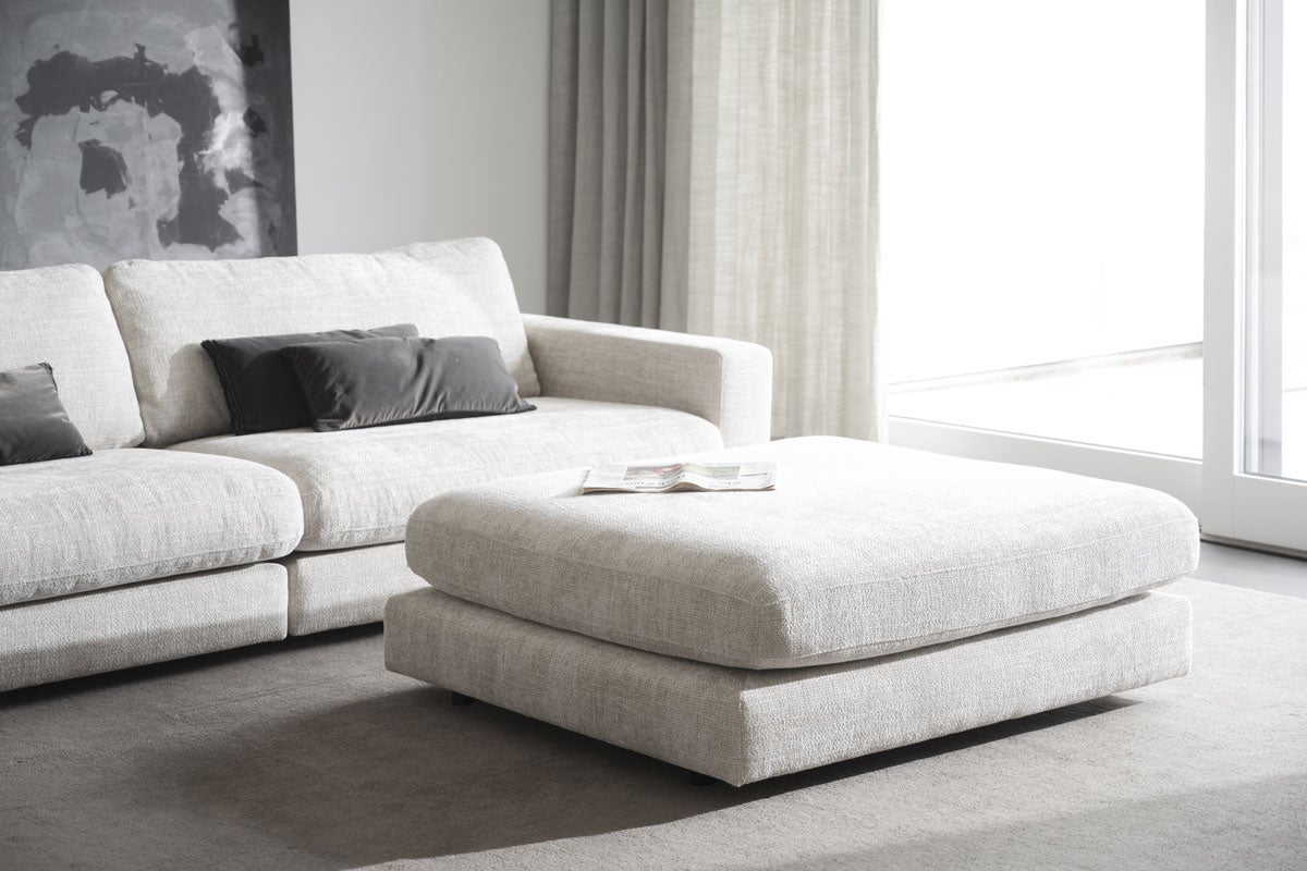 Duncan Fotpall framför soffa