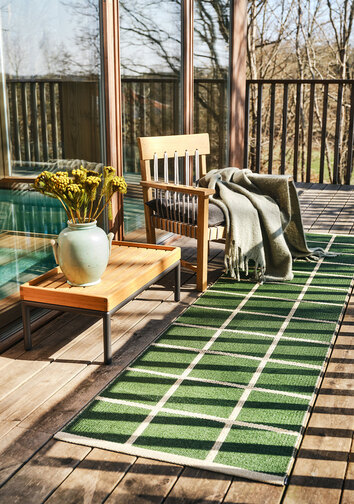 Criss Gångmatta i färgen Leaf på solig balkong i höstigt landskap