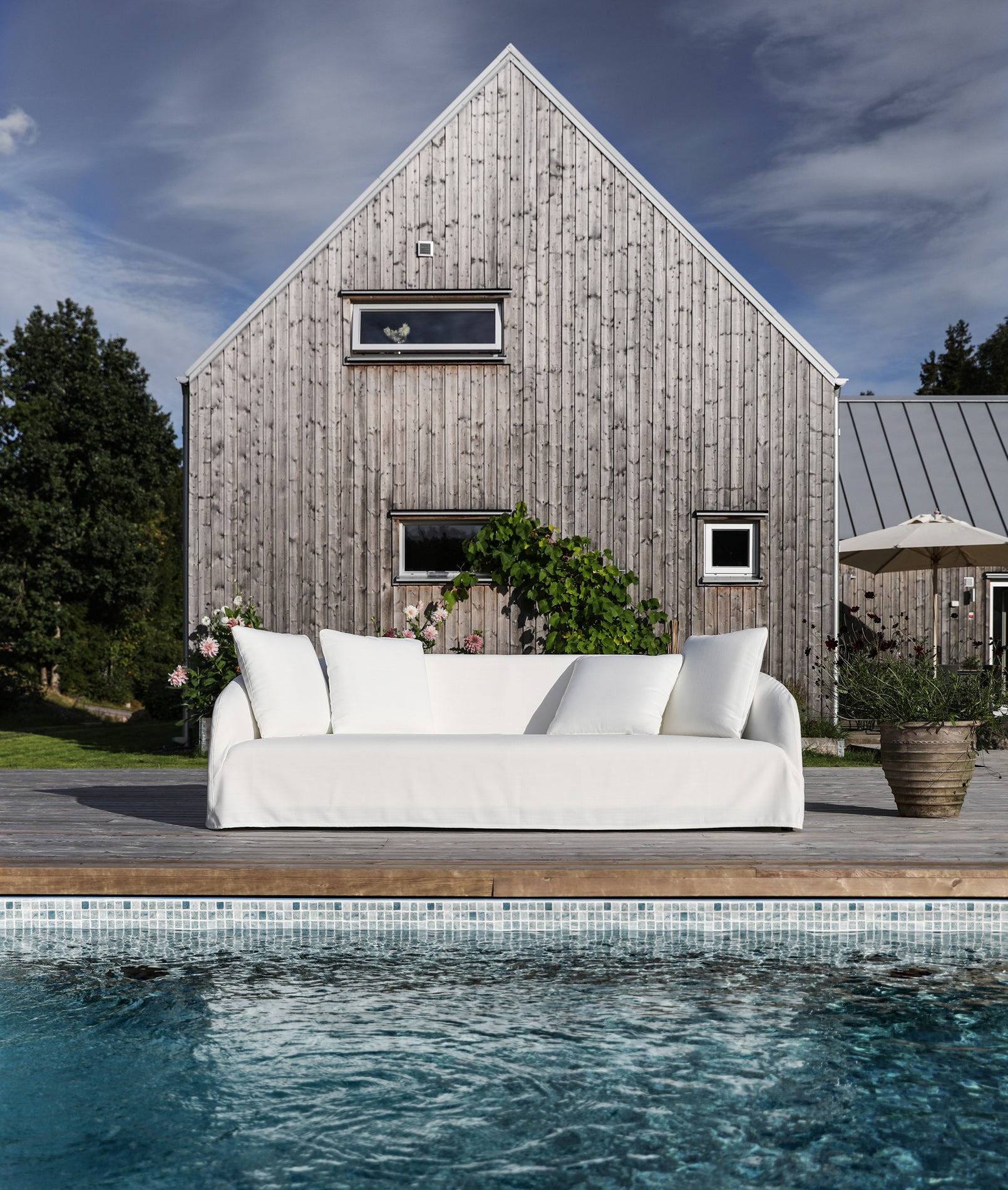 DAHLIA_interior_4seater_maple_1_off_white_2-cut