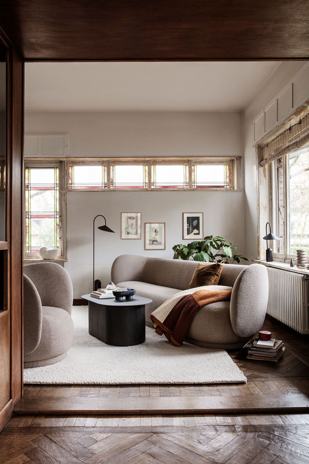Ferm-Living-Rico-Sofa-3-Seater-Boucle-Sand-Lifestyle.jpg Rico Soffa 3-sits i tyget Bouclé Sand i vardagsrum