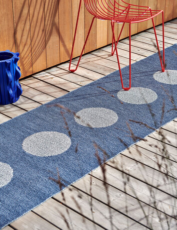 Vera Pop Gångmatta i färgen River Blue/Blue Fog på trädäck utomhus