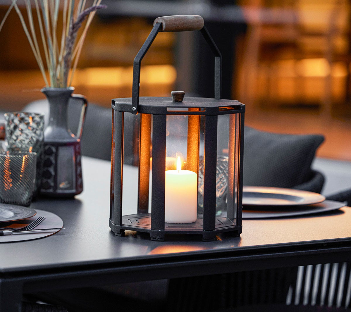 Lightlux lykta mini med tänt stearinljus på matbord