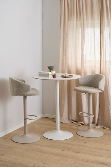 Malta barbord Unico med två vita barstolar. 