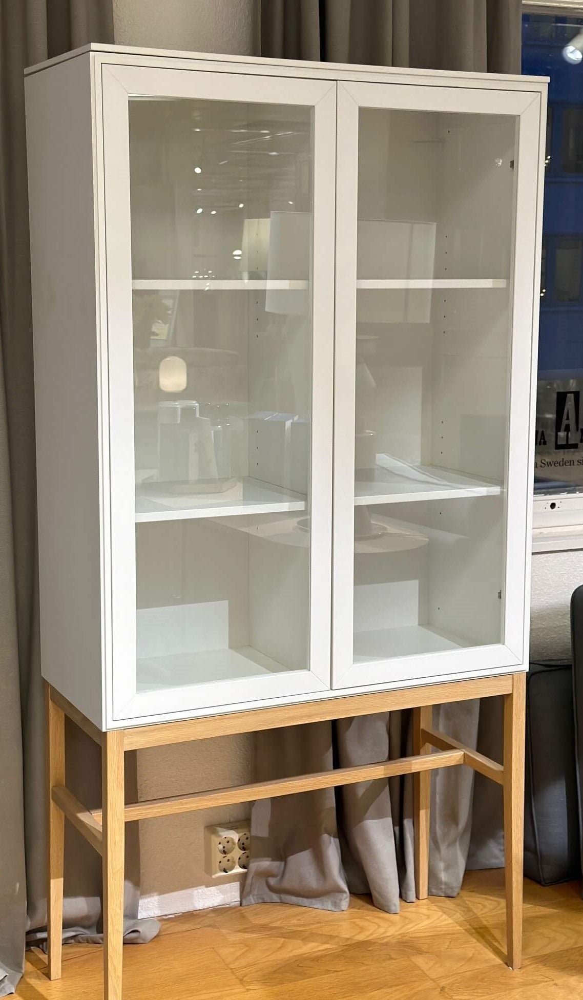 edge-vitrinskap-hog-utstallningsrea-2023