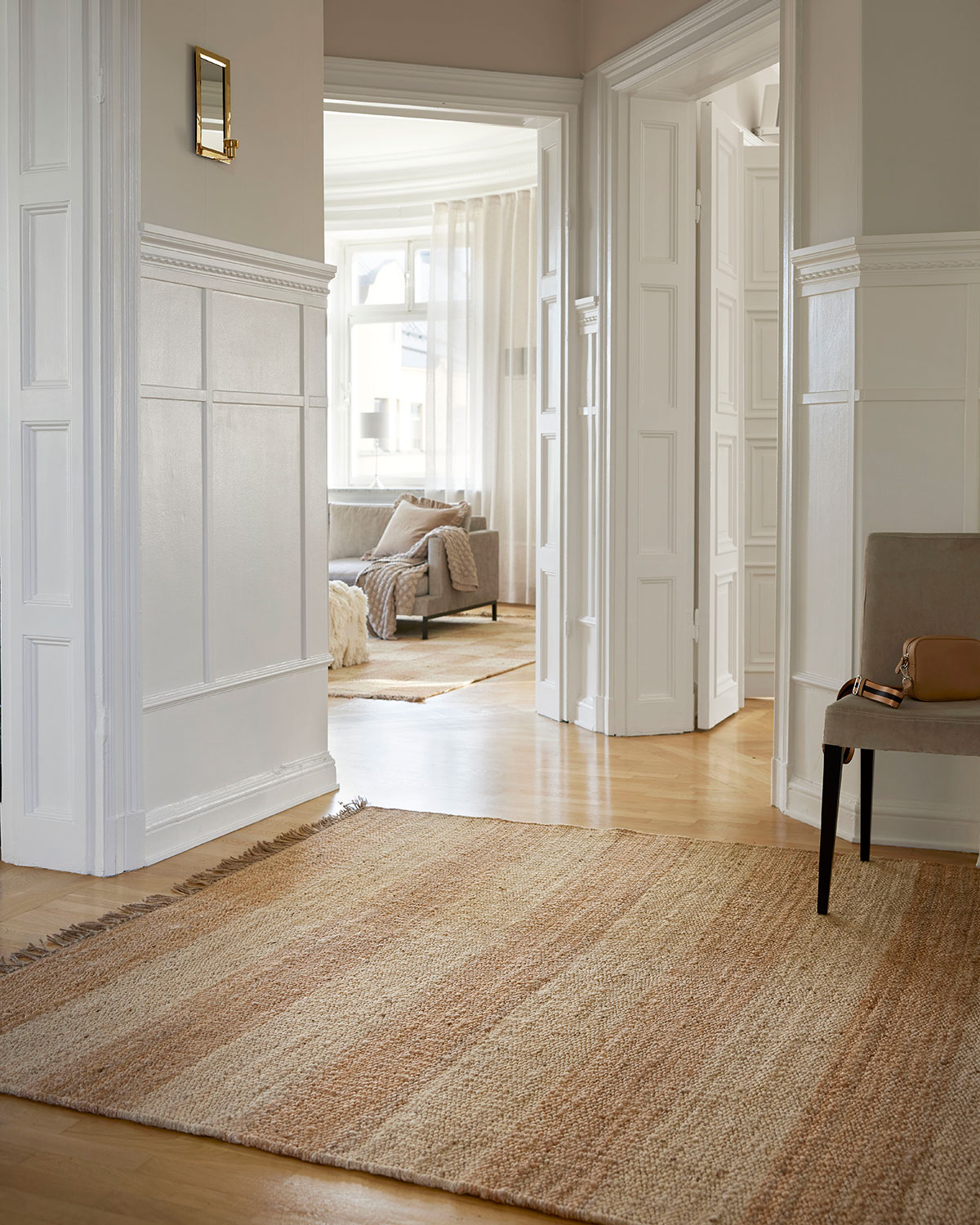 Jute Stripes Matta på golv i ljus hall