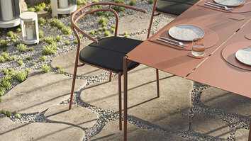 Novo Stol och Novo Bord 160x80 i färgen Ginger Bread i solig trädgård