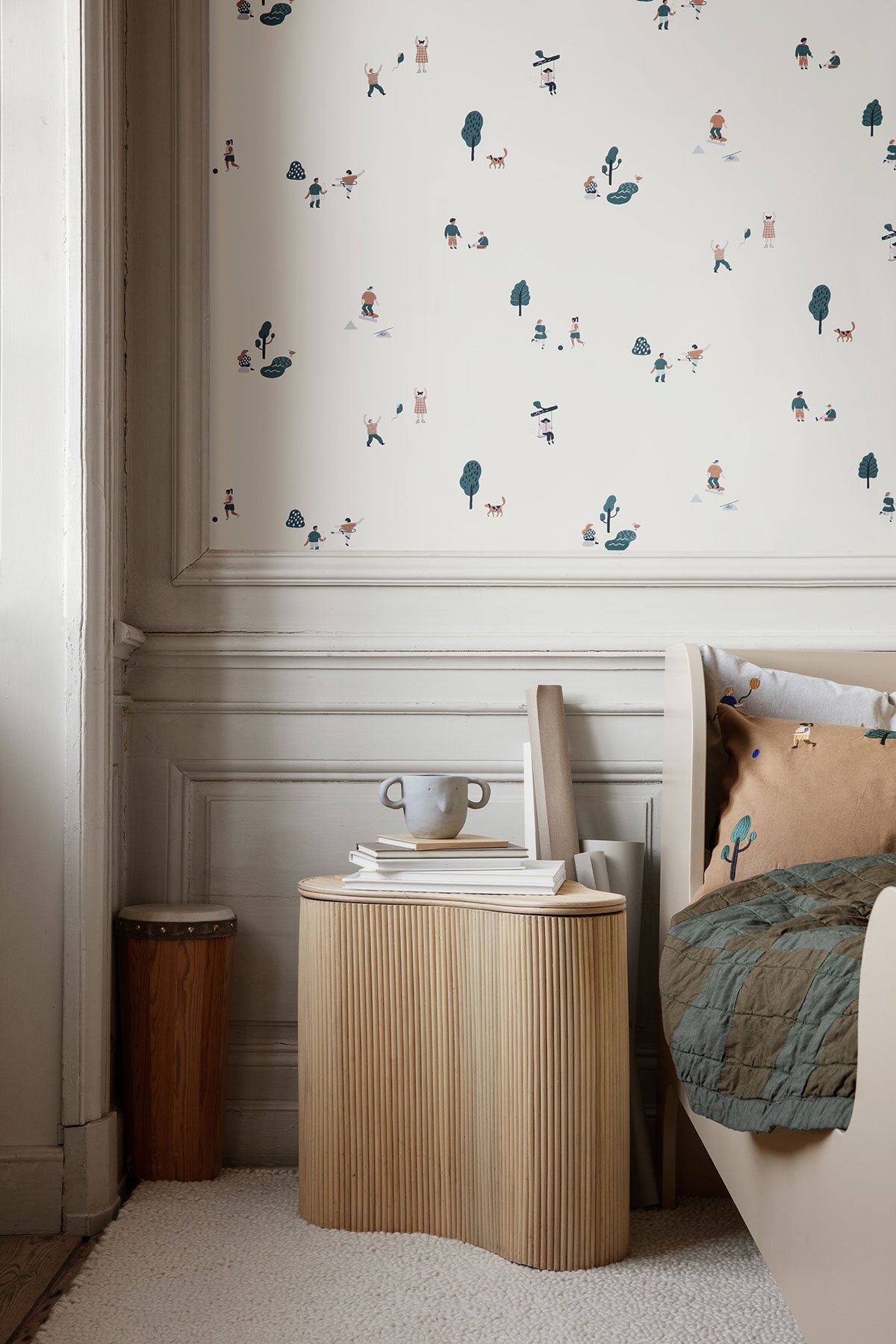 Isola sidobord med förvaring som sängbord i barnrum
