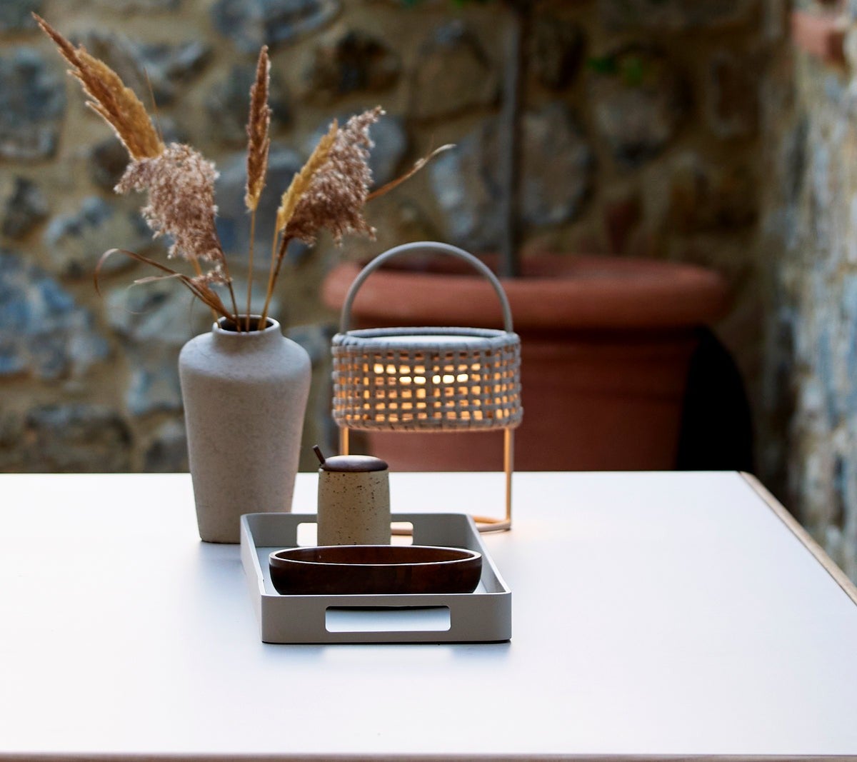 Cane-line-miljo-Club_tray_rect_large_sand_-_Sticks_dining_table_-_Illusion_lamp_6843_32cc4d98-f039-4a48-b3d7-e58677f0e9e7