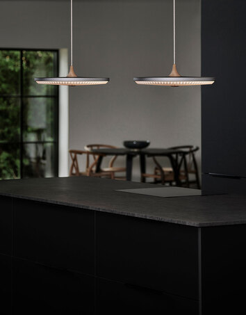 Le Klint 198 Soleil Pendel Ø50 Light Oak ovanför köksö