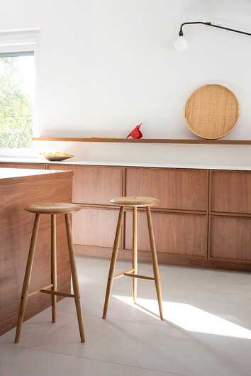 Två stycken Blanc Barpall i naturoljad ek med sitthöjd 75 centimeter i soligt kök