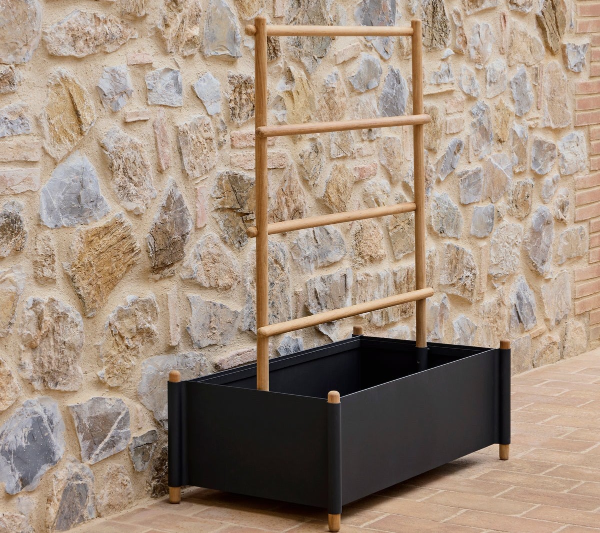 Sticks_planter_black_aluminium_with_rag_6616-env-b0ce2