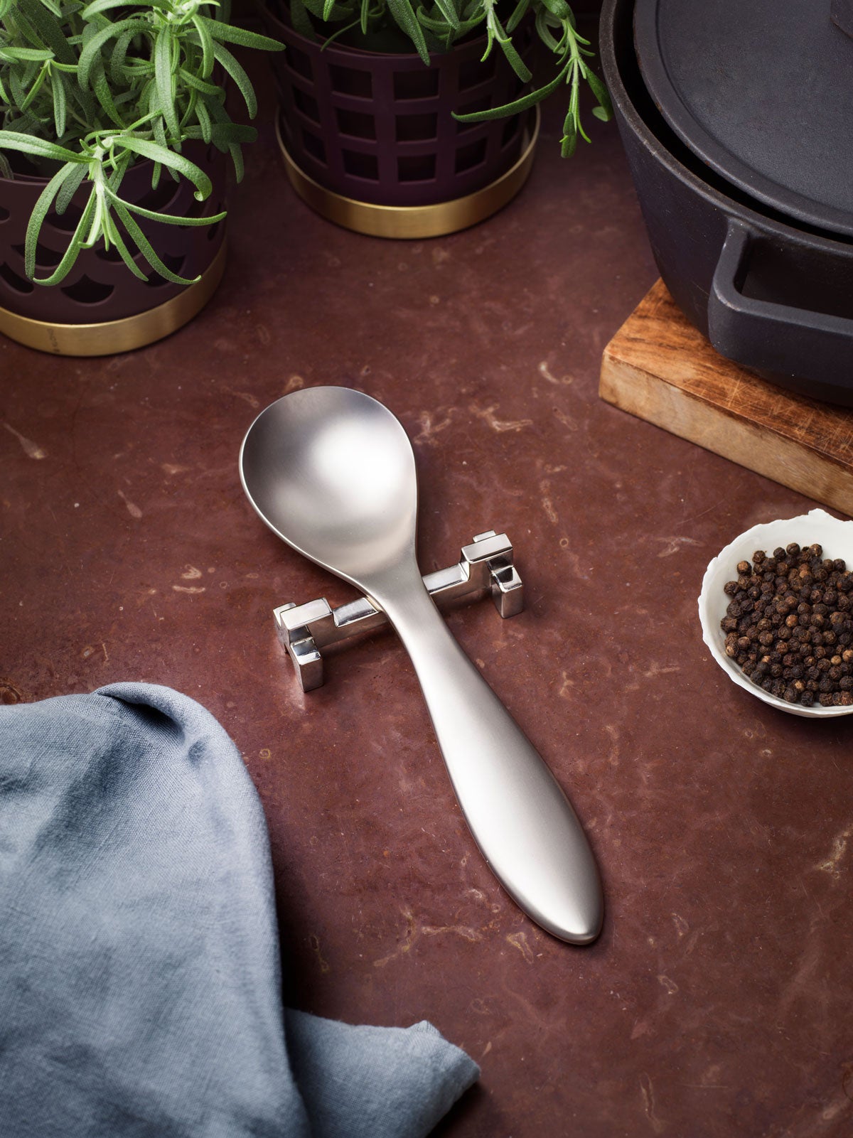 Signe Smörtax Nickel som stödjer en slev i silver