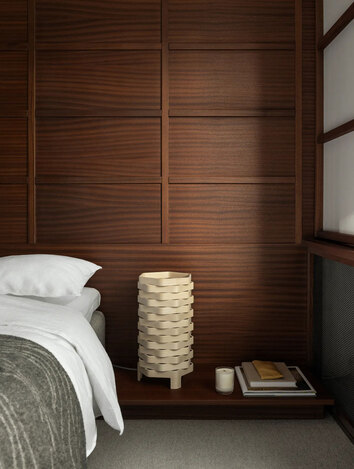 Pile Lampa i ask här som sänglampa i ett Japandi inspirerat sovrum.