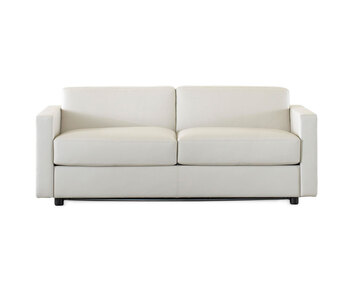 Bäddsoffan REM (Ej utbäddad). Bäddsoffan är klädd i lädret Arctic 00. 