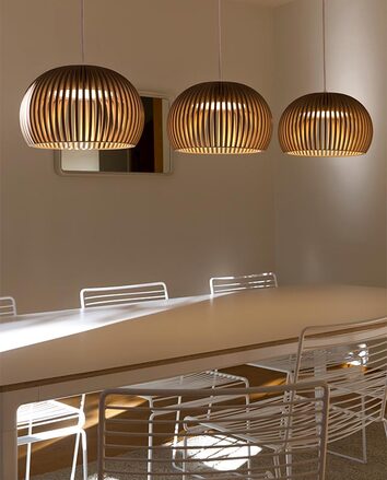 Tre stycken Atto 5000 Taklampa Valnöt i rad hängande ovanför matbord