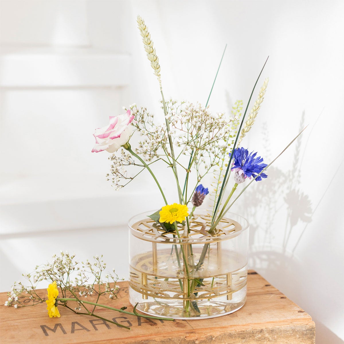 Äng Liten Mässing Vas med blommor