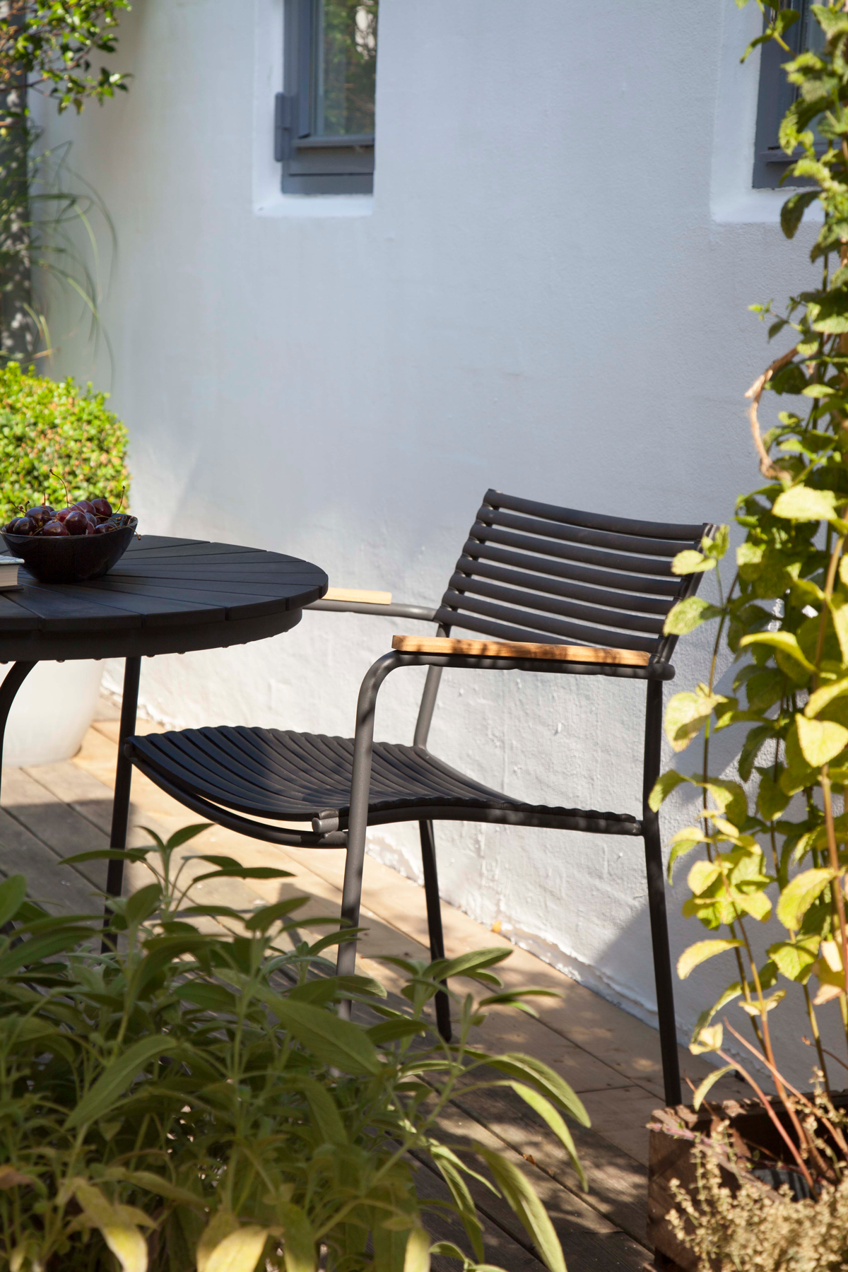 Cinas-Mood-Air-Stol-Svart-Teak-Miljöbild-01