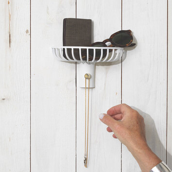 Lunett Hylla i färgen Vit med plånbok, solglasögon och ett halsband