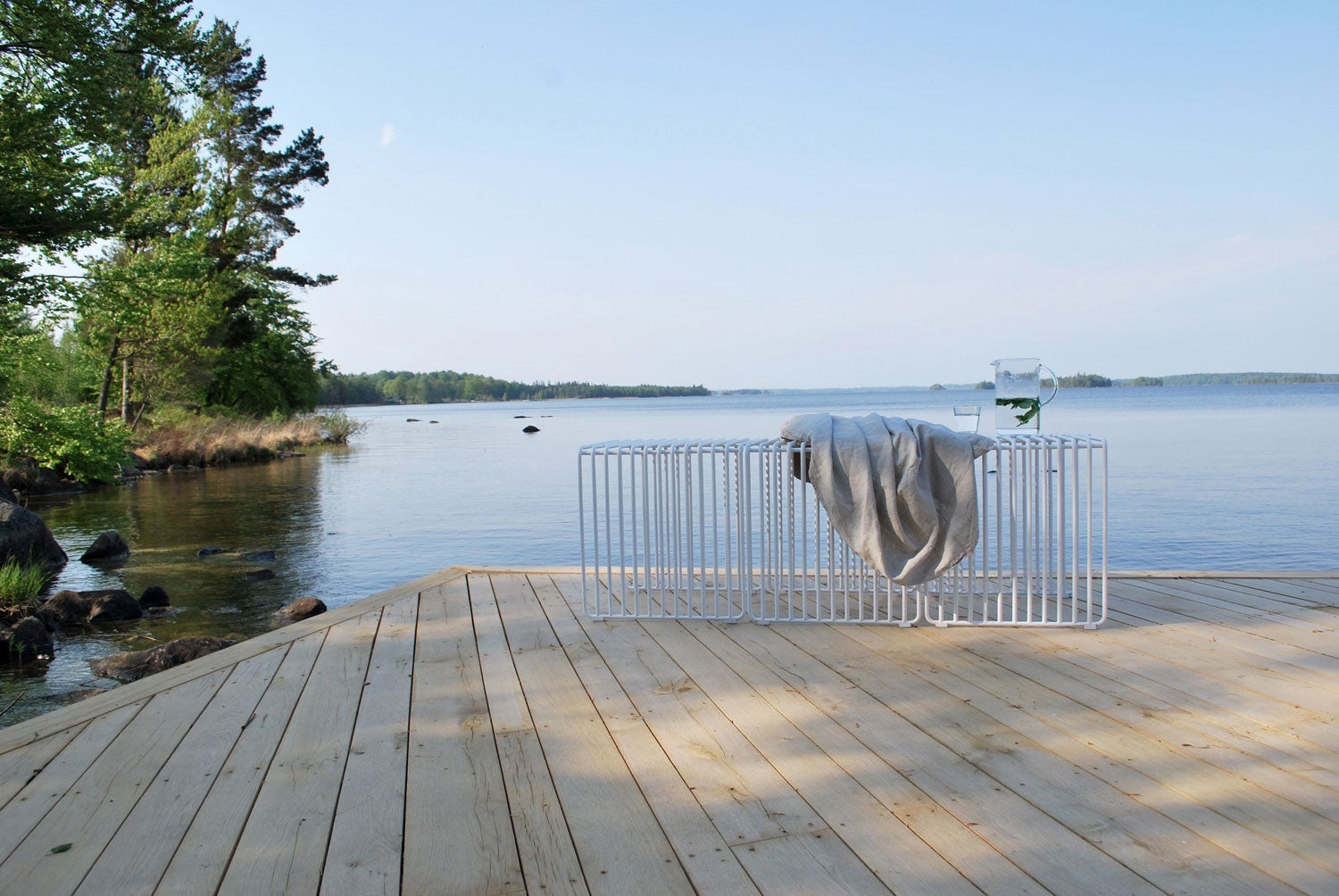 Bar Pall Vit på en brygga i en sjö