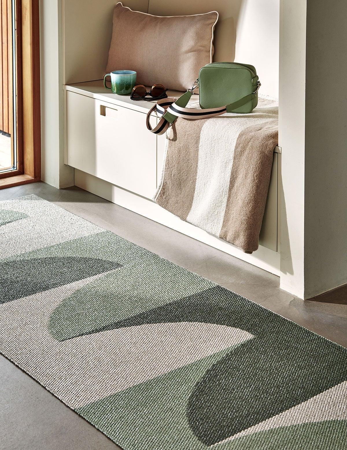 Hill Gångmatta i färgen Army/Misty Mint i hall