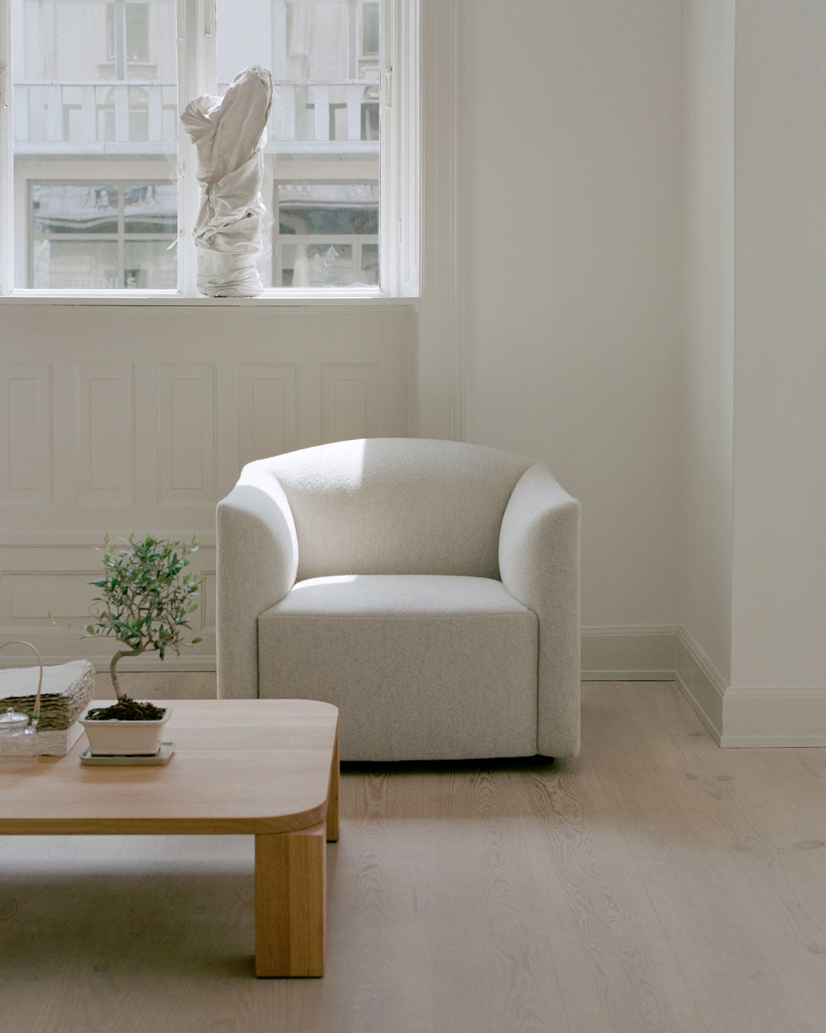 Shore Loungefåtölj i ljust vardagsrum