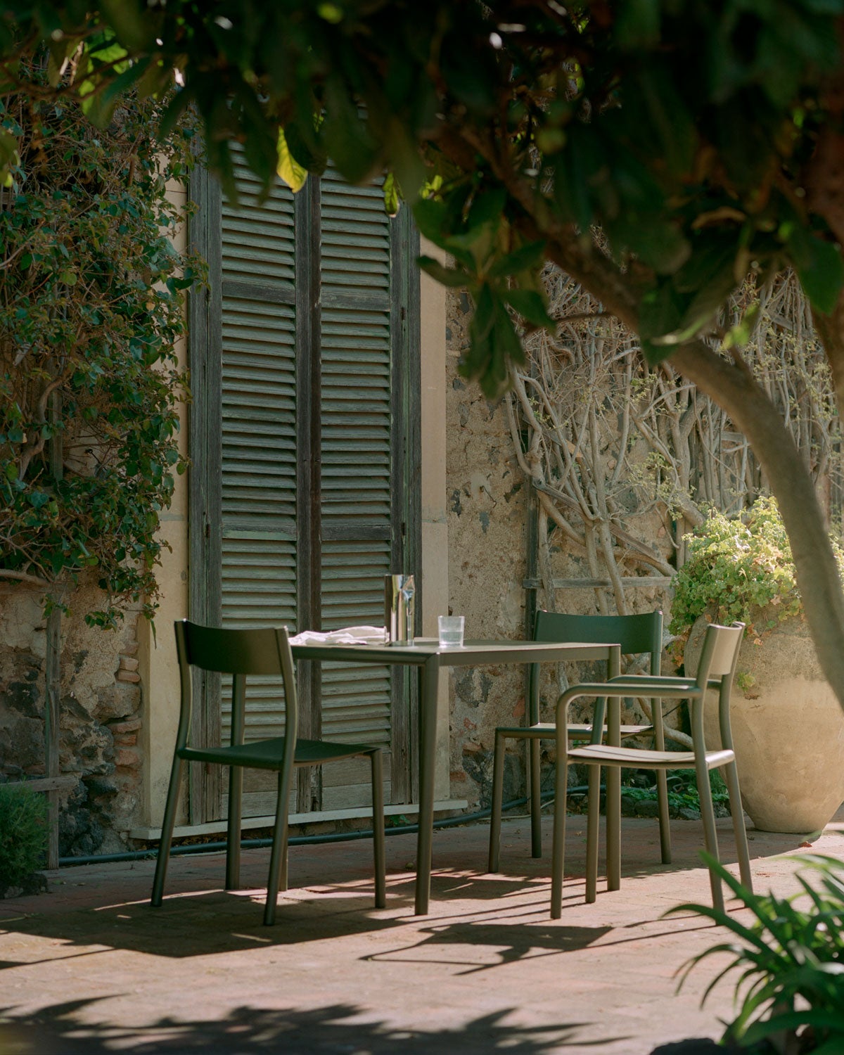 May Bord och Utestol i utomhusmiljö med grönska