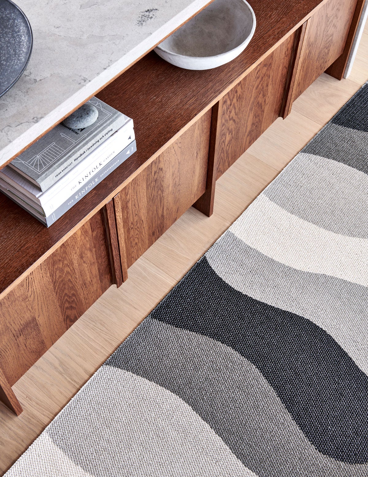 Urvi Gångmatta i färgen Metal i kök