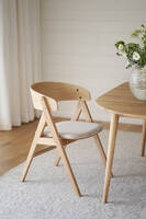 Waterton Karmstol | Lackad Ek / Beige Tyg