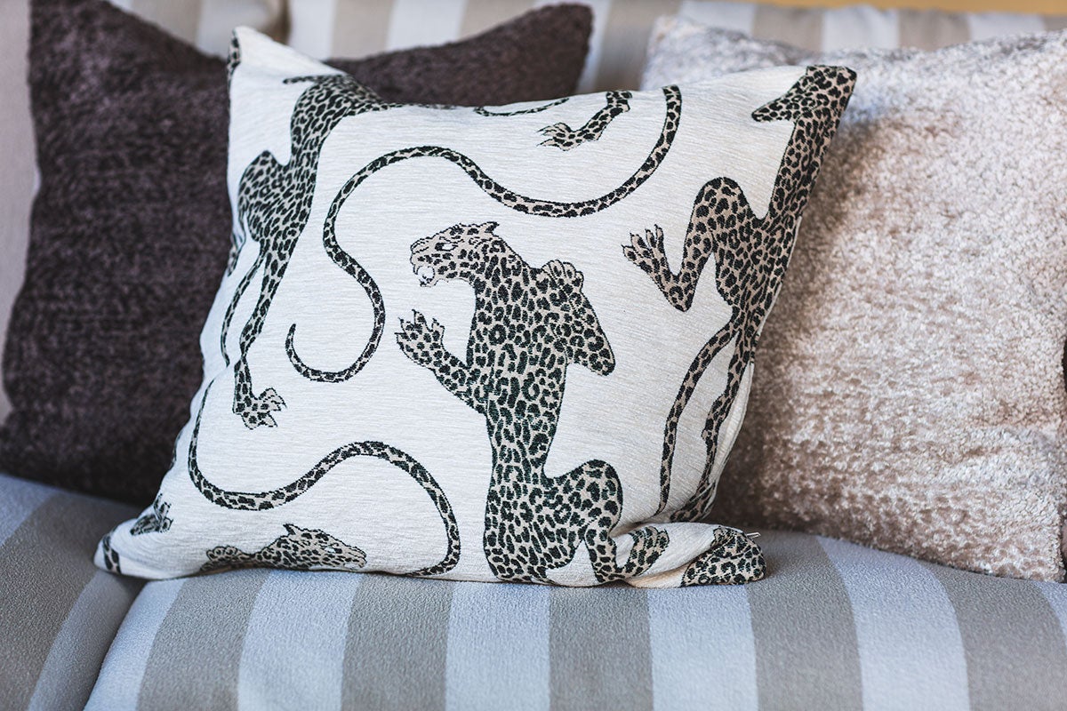 Mogihome-Patsy-Throw-Pillow-Lifestyle