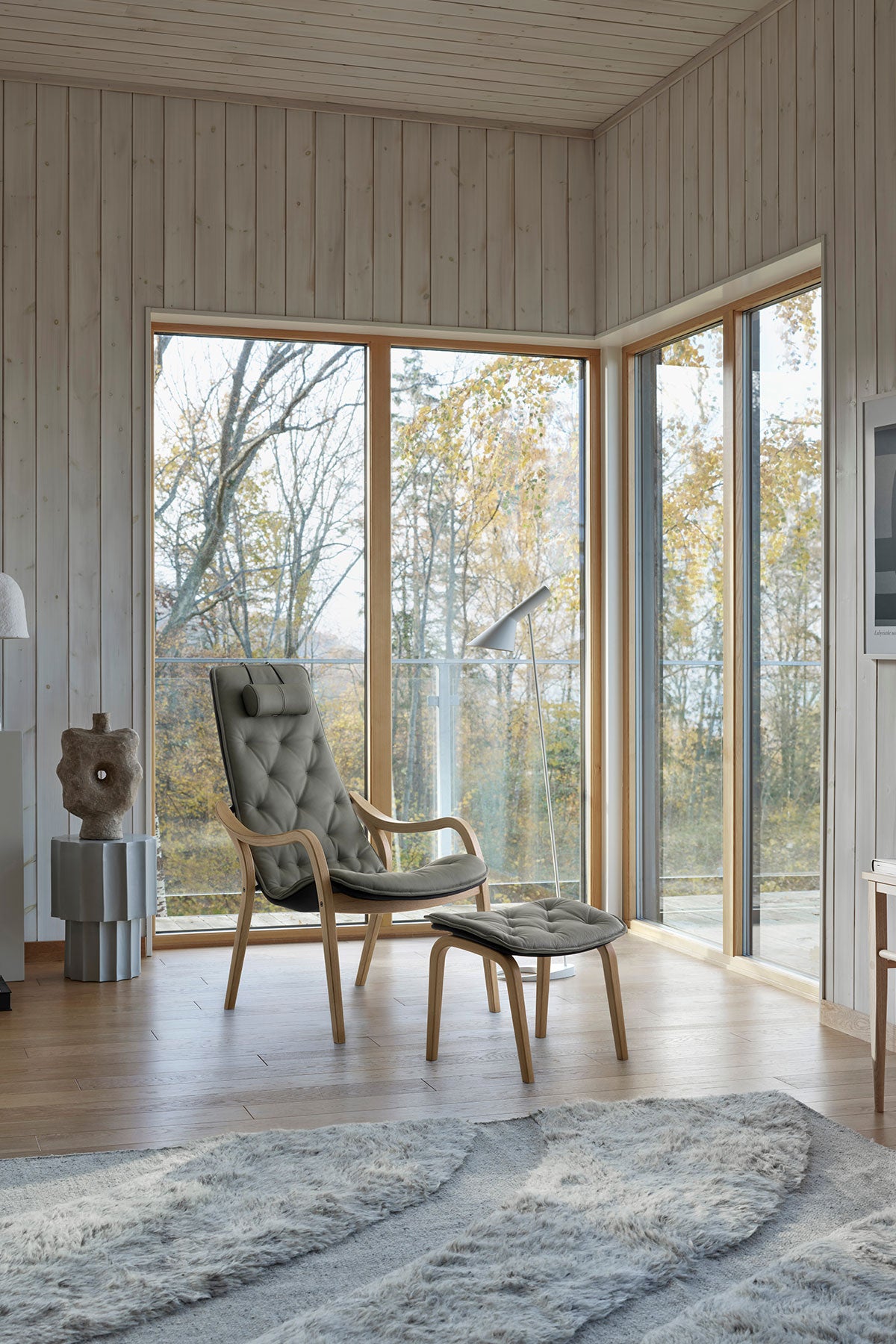 Conform Bravo fåtölj och pall i färgen beige.