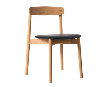 Unite stol i vitpigmenterad mattlackad ek med sits i svart konstläder från Andersen Furniture